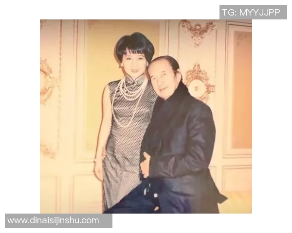 欧文与足球明星亲密合影展现友谊与竞技精神的完美结合